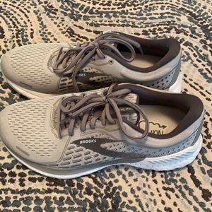 Womens 8.5 Brooks running shoes